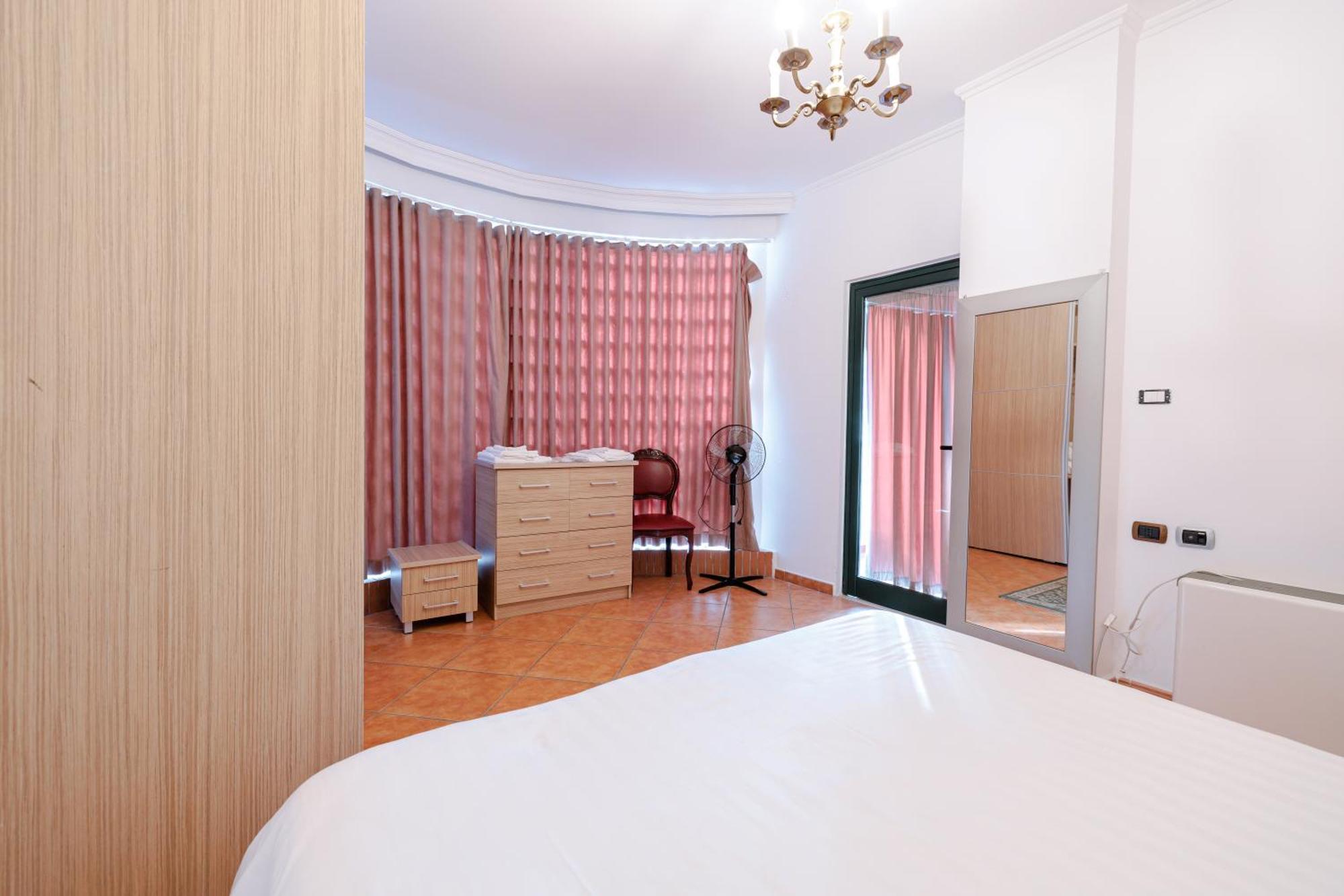 Boutique Hotel Whisky Tirana Rum bild