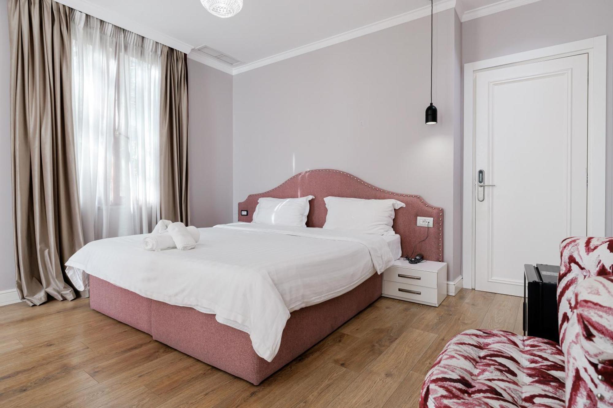 Boutique Hotel Whisky Tirana Exteriör bild