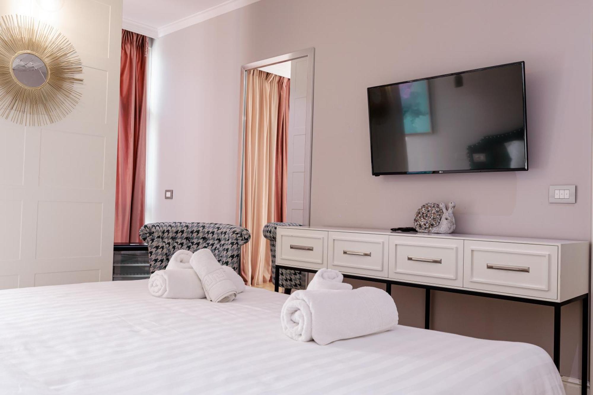 Boutique Hotel Whisky Tirana Exteriör bild